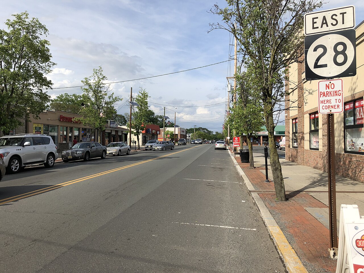 View east along New Jersey State Route 28 (North Avenue) at Middlesex County Route 529 (Washington Avenue) in Dunellen, Middlesex County, New Jersey