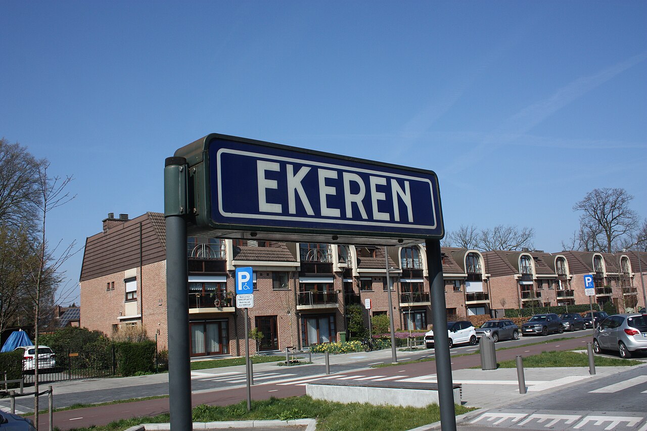 Naambordje op station Ekeren.