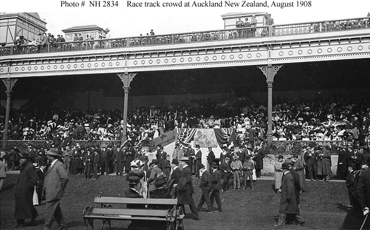 Spectators at Ellerslie Racecourse during a visit by "Great White Fleet" personnel, August 1908.