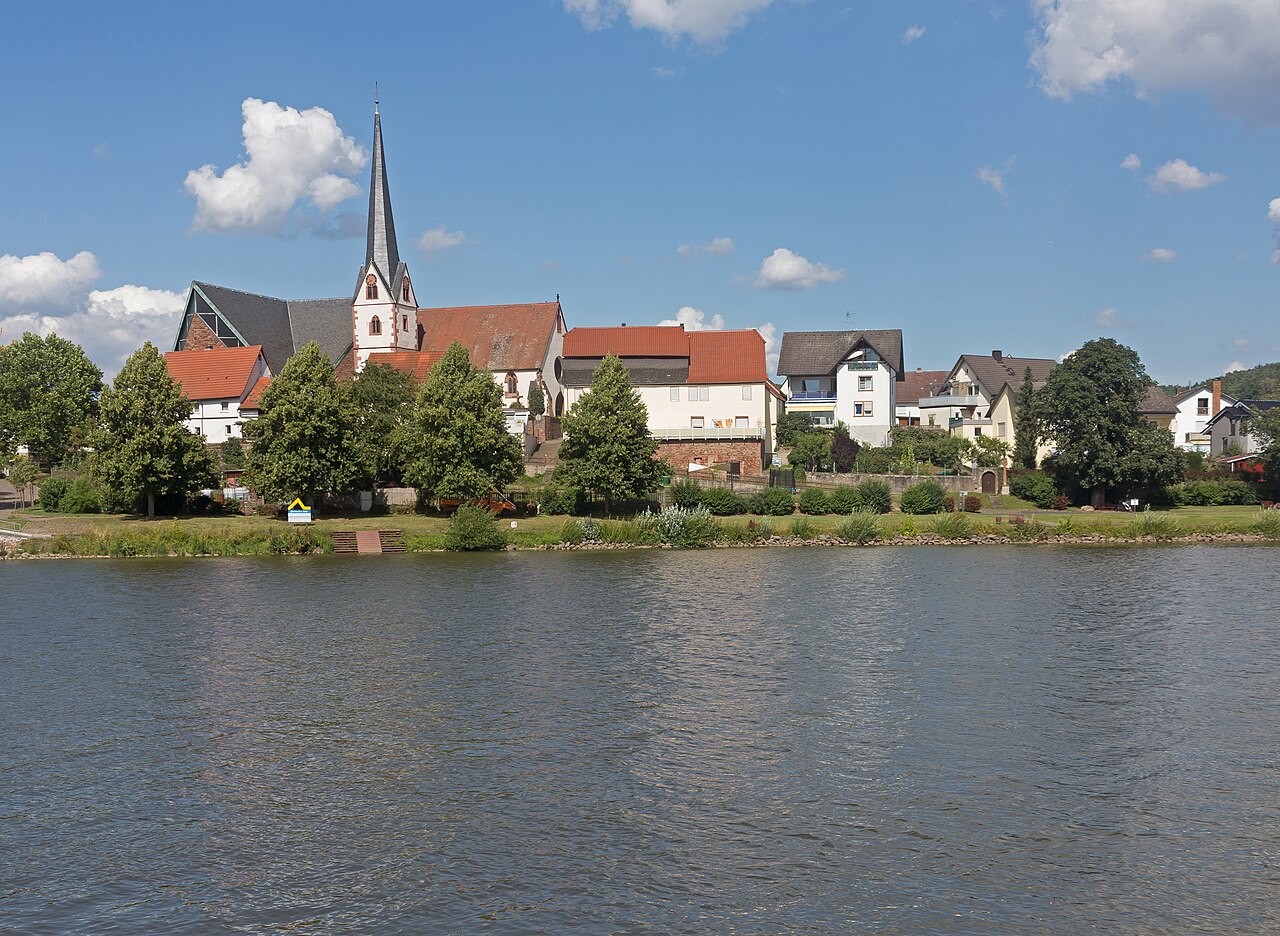 Erlenbach am Main, view to the town from Wörth with church (die katholische Pfarrkirche Sankt Peter und Paul)