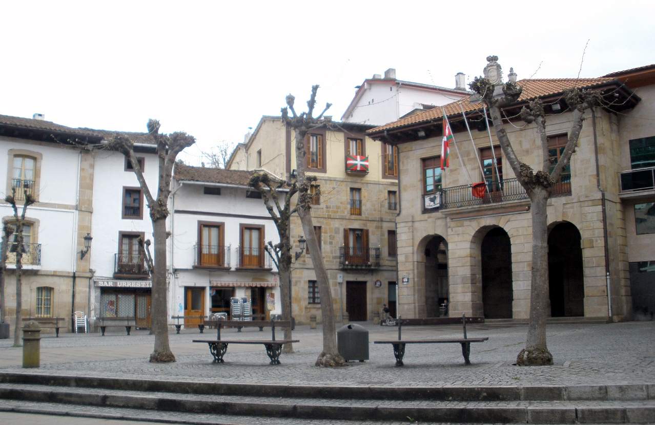 Eskoriatza, Gipuzkoa - Plaza Fernando Eskoriatza y Ayuntamiento