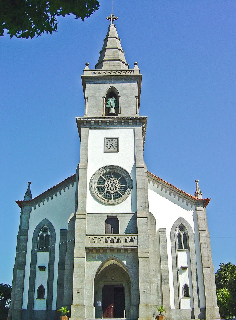 A Igreja Nova de São José é a segunda mais importante da freguesia de Fafe, cuja construção foi iniciada em 1895,  por iniciativa de emigrantes "brasileiros" e concluída em 11 de Junho de 1961. 
O facto de, já em 1910, as obras se encontrarem paradas, leva-nos a concluir das dificuldades económicas que os nossos emigrantes sentiram no Brasil na primeira década do século XX, dado os apelos que então se faziam na imprensa local à comunidade emigrante. 
Em 1908, a imprensa continua a fazer apelos à filantropia: 
«Comendador José Pereira de Sousa, natural da freguesia de Cepães, deste concelho e residente na grande e progressiva cidade fluminense onde é sócio da importante e florescente casa da firma - Sucena &amp; C.ª. Chegou no dia 8 a Lisboa, seguindo de imediato para Águeda, acompanhado do seu sócio o Sr. Conde de Sucena. À hora que este jornal circula, talvez já tenha chegado ou esteja a prestes a chegar à sua aldeia natal, o nosso prezado concidadão. Depois de visitar Cepães e Fafe, seguirá para Vitell (França) - a uso das águas medicinais. O Sr. Comendador Pereira de Sousa é um grande benemérito da sua freguesia.
E, como é um dos portugueses em preponderância no Brasil, também podia ser um benemérito desta vila. Temos essa importante obra da Igreja Nova por concluir. Uma subscrição a valer, no Rio, daria bem para a rematar. Saudando o valoroso conterrâneo, chamamos a sua atenção para isso.». <a href="http://www.museu-emigrantes.org/museu_fr/Igreja_fafe.htm">www.museu-emigrantes.org/museu_fr/Igreja_fafe.htm</a>

<a href="http://loc.alize.us/#/flickr:3379653869">See where this picture was taken.</a> <a href="https://www.flickr.com/groups/geotagging/discuss/72157594165549916/">[?]</a>