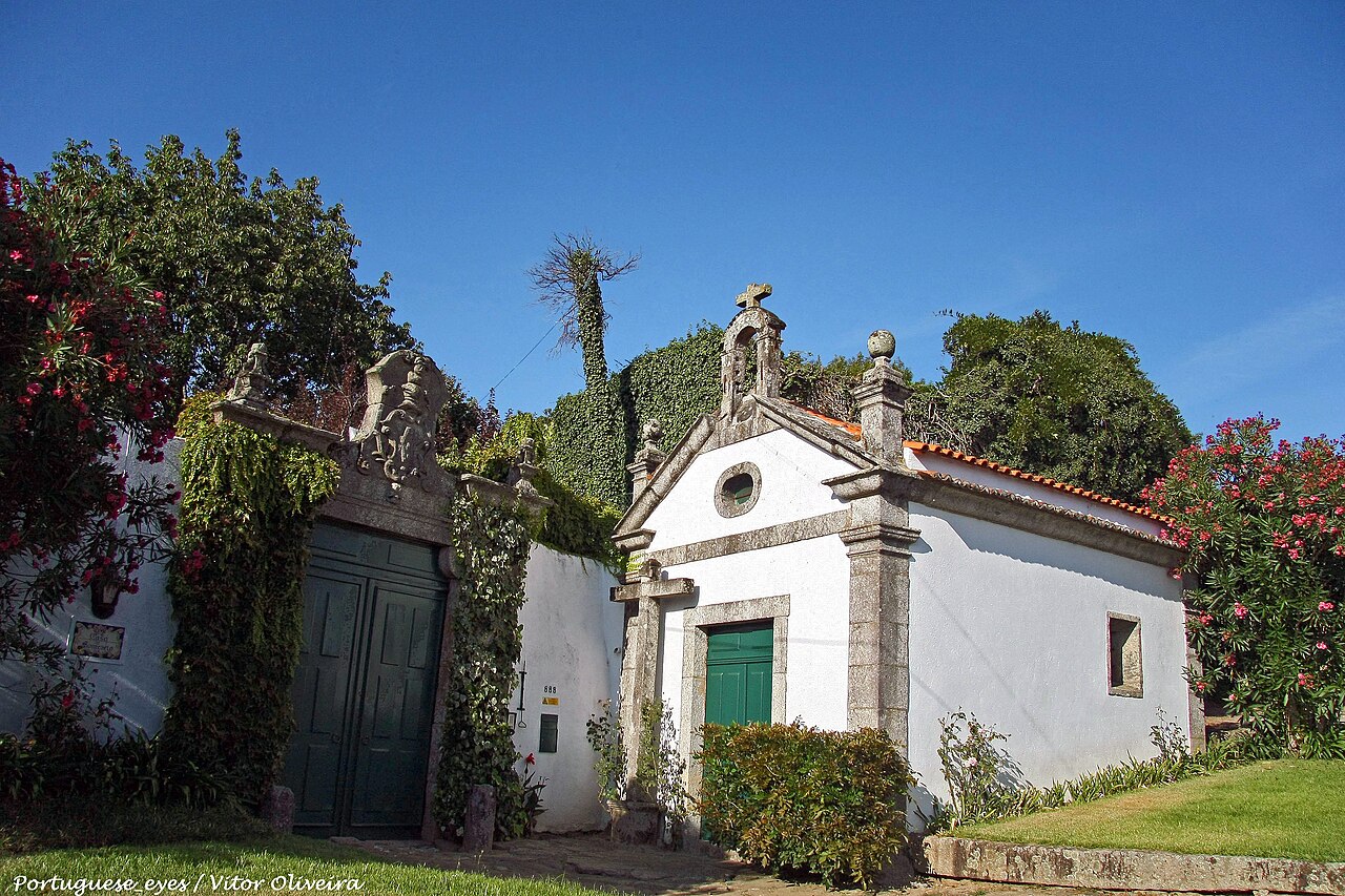 A Casa de Montezelo é um edifício do século XVII totalmente destinado à organização de eventos sociais e empresariais. A personalização dos serviços prestados é a chave para o sucesso dos serviços que organizam. A  equipa de profissionais está atenta a todos os detalhes que tornam a sua festa inesquecível. Relaxe e divirta-se na companhia dos seus convidados. A Casa de Montezelo cuida de todos os pormenores.
Ementas personalizadas, cozinha de reconhecida qualidade, onde a divulgação da gastronomia tradicional Portuguesa é desde sempre a grande aposta. A decoração é concebida à imagem do seu evento. O importante é criar um ambiente acolhedor. A decoração é como um pano de fundo que dá o tom à festa. Surpreender e divertir os convidados é garantia de sucesso e boa disposição. Músicos, mimos, caricaturista, animador, fogo-de-artifício, largadas de balões, jogos tradicionais, as possibilidades são infinitas...  Serviços de apoio como: baby-sitter, fotógrafo, transferes de autocarro ou táxi e meios audiovisuais podem fazer toda a diferença!

<a href="https://www.zankyou.pt/f/casa-de-montezelo-2910" rel="nofollow">www.zankyou.pt/f/casa-de-montezelo-2910</a>