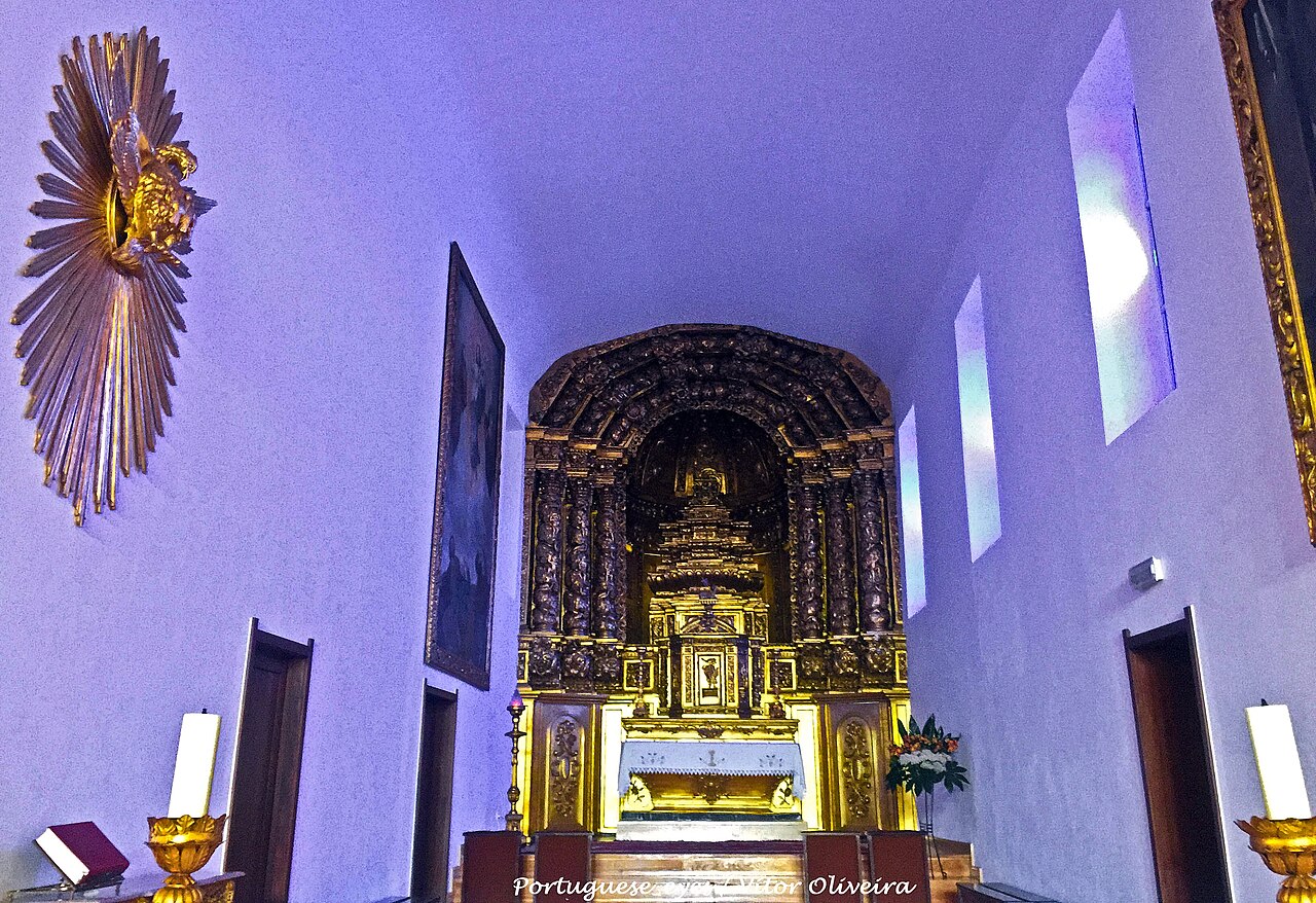 Situada na Rua da Igreja, desconhece-se a data da sua edificação, apenas consta na frontaria 1701. Em 1836 era a Junta da Paróquia que zelava pela Igreja. No entanto, não dispunha de receita, sendo as Confrarias a fazerem as obras. A Confraria do Santíssimo Sacramento doou o sino grande e mais dois pequenos, tendo levado a cabo a construção da torre sineira em 1875. Em 1894 houve um douramento do Altar-mor e em 1927 fez-se a sua eletrificação. A última remodelação foi em 1992. <a href="http://www.fanzeres-saopedrodacova.pt/index.php/conhecer/patrimonio/456-igreja-matriz-de-fanzeres" rel="nofollow">www.fanzeres-saopedrodacova.pt/index.php/conhecer/patrimo...</a>