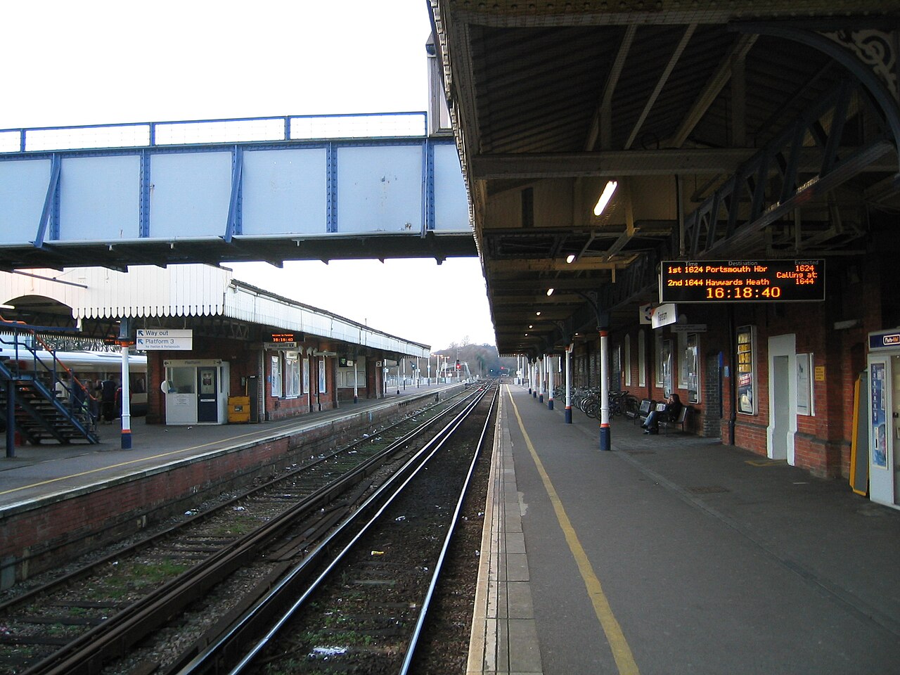 The platforms of en:Fareham railway station, en:Fareham, en:Hampshire, UK. Photo taken by me 2006-01-21.
