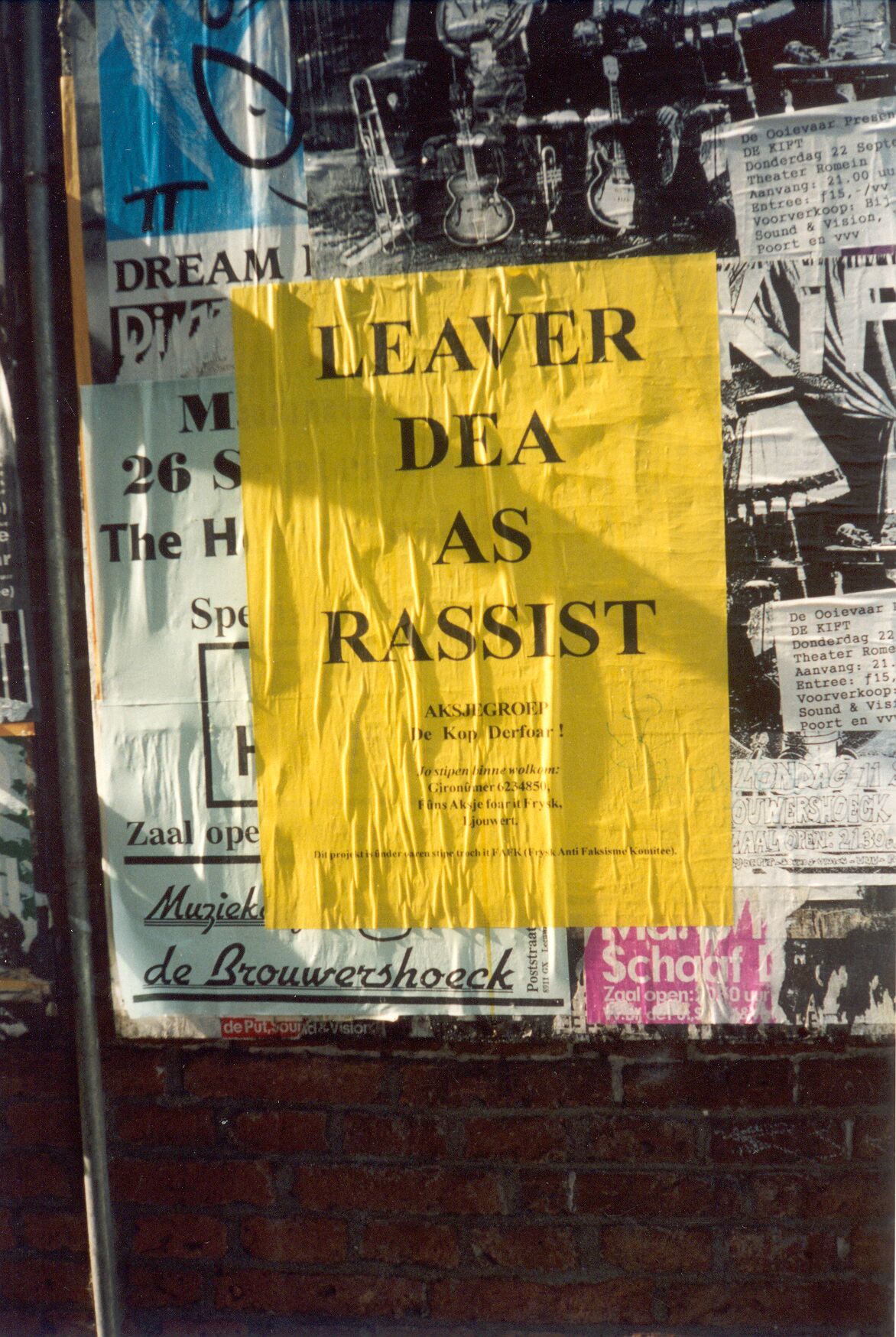 Foto fan it affysje `Leaver dea as Rassist', fan de aksjegroep `De Kop Derfoar!', ophongen yn de wike(n) foar de betinking fan de slach by Warns, 1994Collectienaam: Fryske LiteratuerObjectcategoriefoto'sObjecttype: fotoOnderwerp (trefwoord): FAFKAfgebeelde of gerelateerde plaats: Leeuwarden • LjouwertVervaardiger: FLMD • Stienstra, AndrysCreatiedatum: 1994-09-01Kleur: kleurFormaat: 10 x 15Eerder nummer of signatuur: FAFK F-0001Archiefnummer: 1990Inventarisnummer: 303Volgnummer-Onderdeel: 1Auteursrechtbepaling: CC BY 4.0Beheerder collectie: TresoarGUID: 4b3a1a51-25f3-4499-bec5-fa8da314b04e