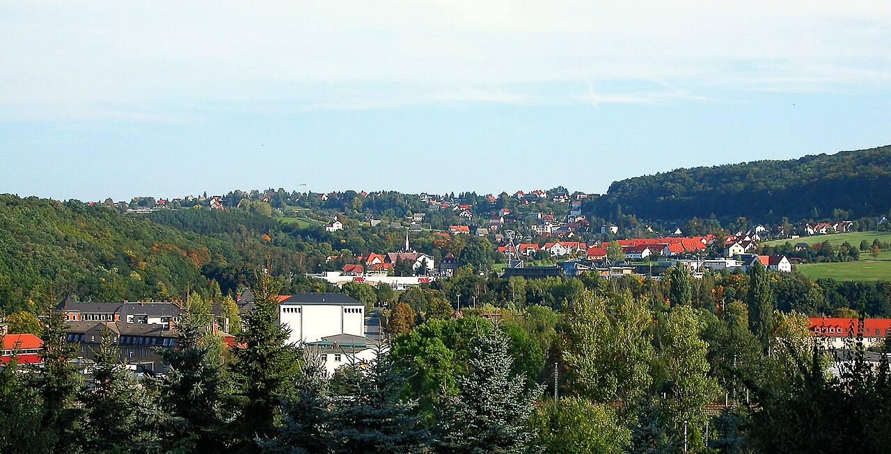 28.09.2008  01705  Freital: Sicht von Freital-Döhlen (nördl. vom Friedhof) nach Osten über Potschappel nach Freital-Burgk. Schloßturm (GMP: 51.003118,13.669465) und der museale Förderturm (GMP: 51.003471,13.665797) sind in Bildmitte gut zu sehen. Den Horizont bildet der von rechts nach links auslaufende Windberg. Auf dem Höhenrücken führt die (Freitaler) Kohlenstraße nach links nach Dresden Gittersee und wird dort zur Karlsruher Straße.                                                                                                                                               [DSCN34330.TIF]20080928210DR.JPG(c)Blobelt