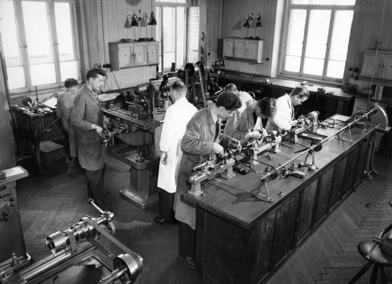 For documentary purposes the German Federal Archive often retained the original image captions, which may be erroneous, biased, obsolete or politically extreme. Furtwangen/Schwarzwald
Staatl. Ingenieurschule für Feinwerktechnik

Werkstätte für Feinmechanik