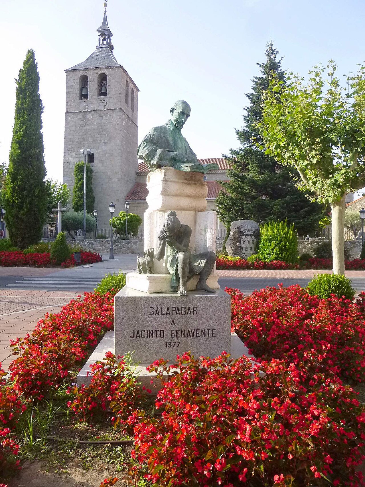 Galapagar - Plaza de la Constitución, Monumento a Jacinto Benavente
