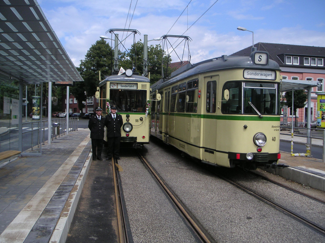Beschreibung: Zwei Historische Wagen (Nummer 96 & 40) der BOGESTRA bei der Wiedereröffnung der Haltestelle Essener Str. im Gelsenkirchener Stadtteil Horst.
Description: Two old trams (numbers 96 an 40) of the BOGESTRA. (Reopening of the stop Essener Straße in Gelsenkirchen)
Quelle: Fotografiert am 27 Juni 2004
Fotograf: Marc Schuelper