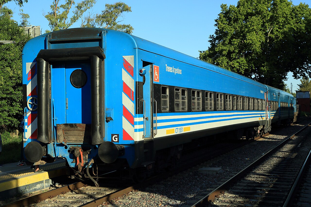 Kreuzungshalt im ehemaligen Bahnhof General Pacheco wegen des eingleisigen Abschnittes zwischen Bancalari R und José León Suárez, der Wagen am Zugschluss ist ein modernisierter und an Regionalverkehrsverhältnisse angepasster Fernverkehrswagen mit Endeinstiegen und außenwandbündigen Türen. Die Kopfstücke sind auf den Einbau von Mittelpufferkupplungen vorbereitet, die Stoßplatten wurden jedoch zur Arbeitserleichterung des Rangierpersonals durch klappbare Übergangsbrücken ersetzt. Toiletten gibt es nicht mehr, die Zugbremse ist eine Druckluftbremse.