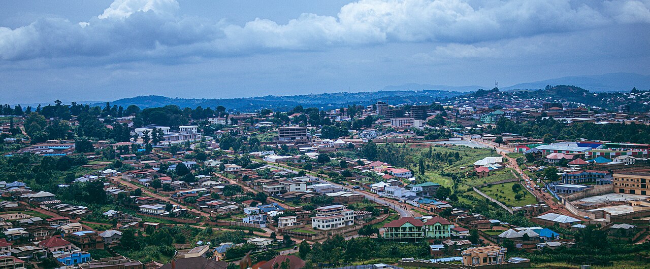Gitega, capitale économique du Burundi. Une vue d'ensemble pour capturer l'essence de cette ville en mouvement.
