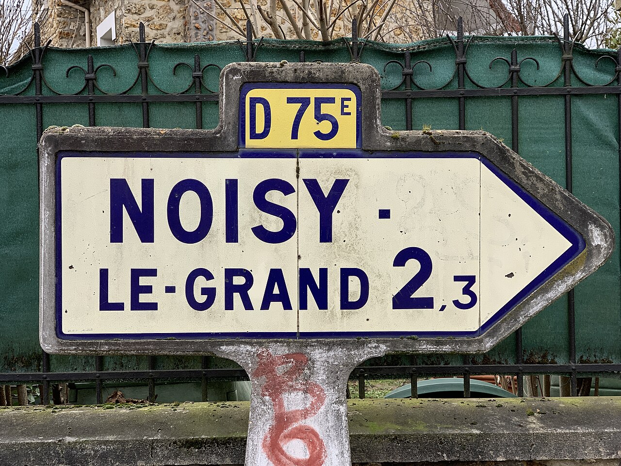 Panneau de direction de Noisy-le-Grand sur la route D75e, Gournay-sur-Marne.