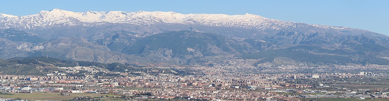 Panorámica amplia de Sierra Nevada y área metropolitana de Granada, 1 de abril de 2017