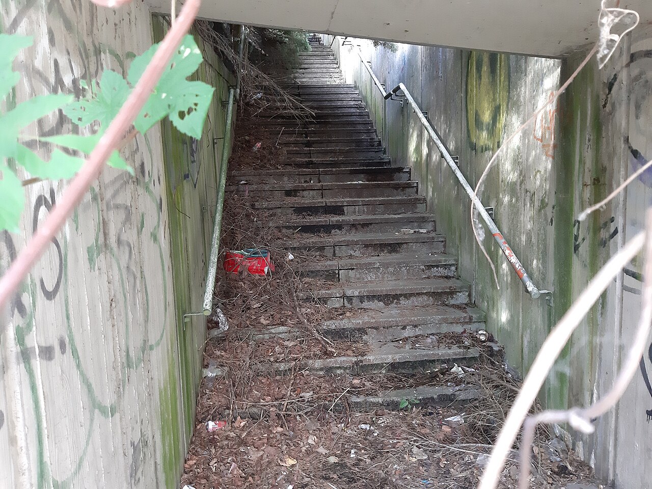 Trappen naar het voormalige station Grembergen.