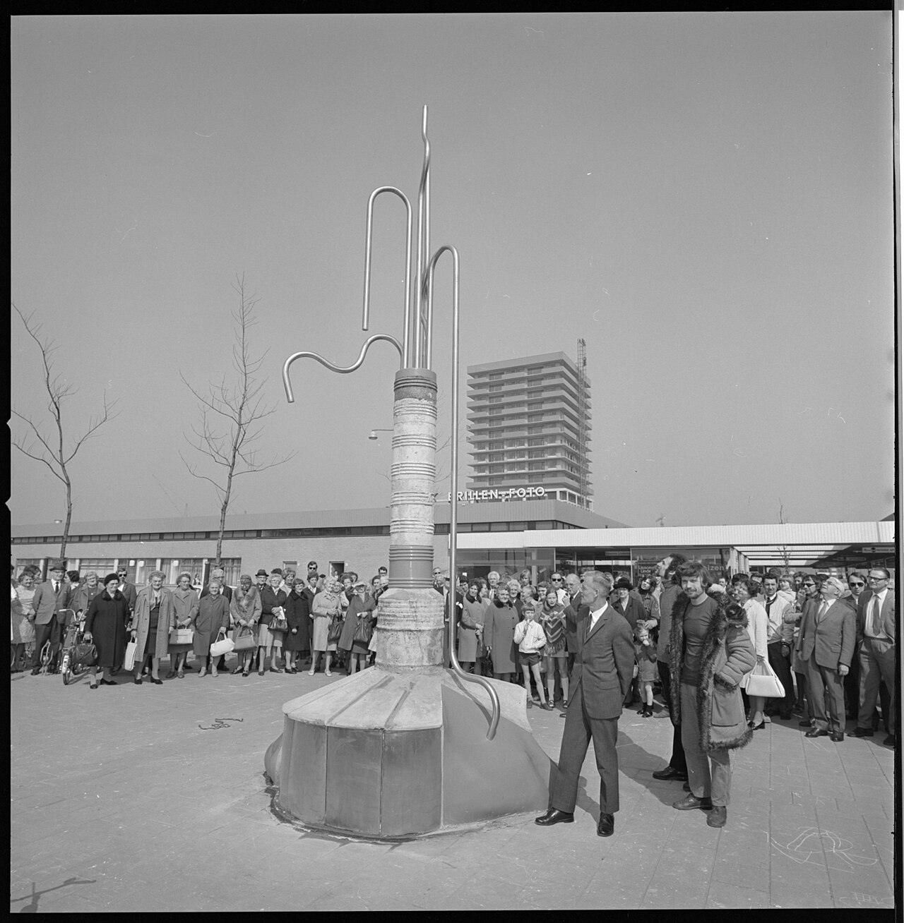 Klandestien beeld van Perry Abramsen en Rob Maingay onthuld bij winkelcentrum Groot IJsselmonde. 1971