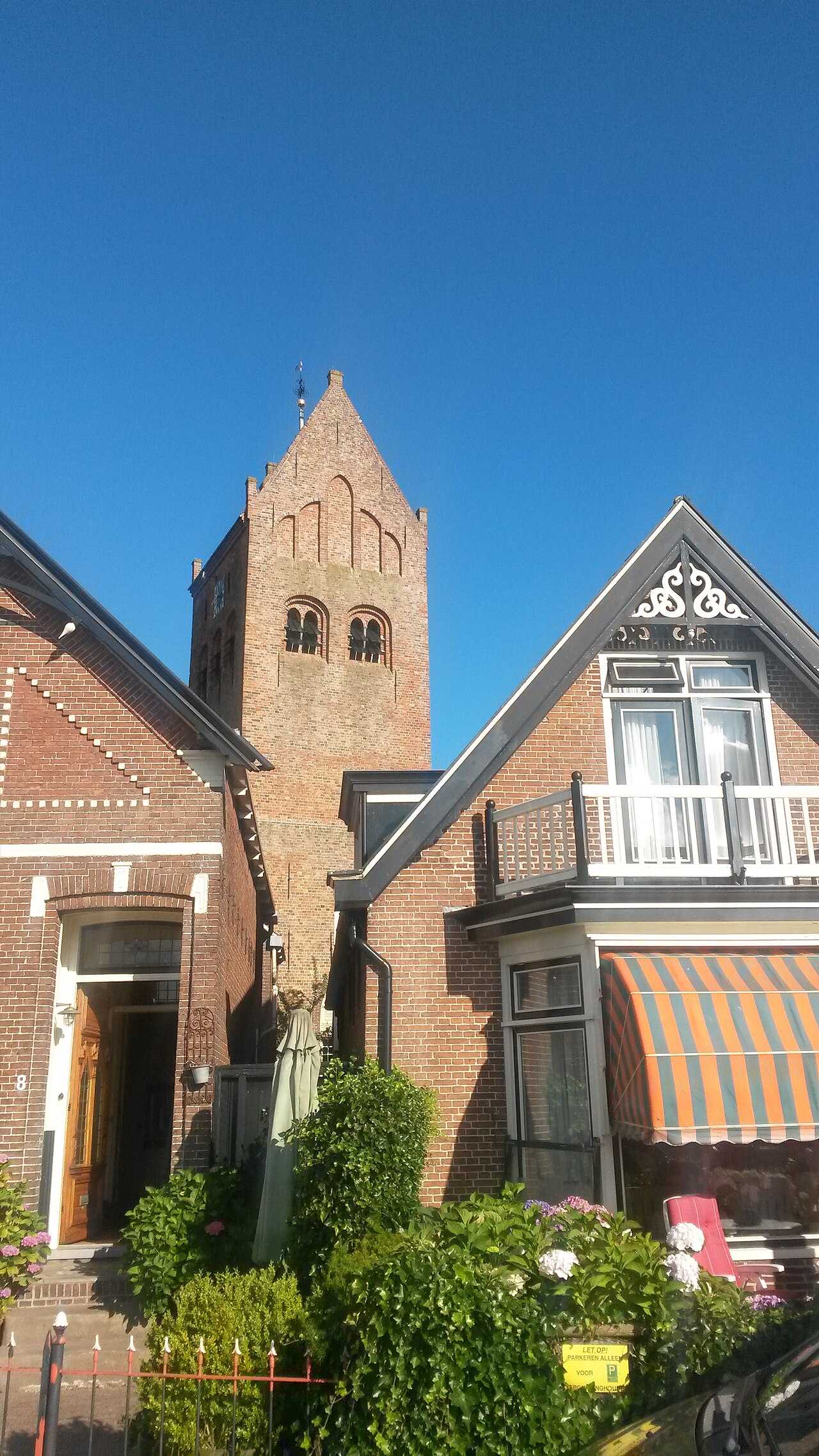 Häuser in Grou (Niederlande, Provinz Friesland) mit Kirche Sint Pieter im Hintergrund