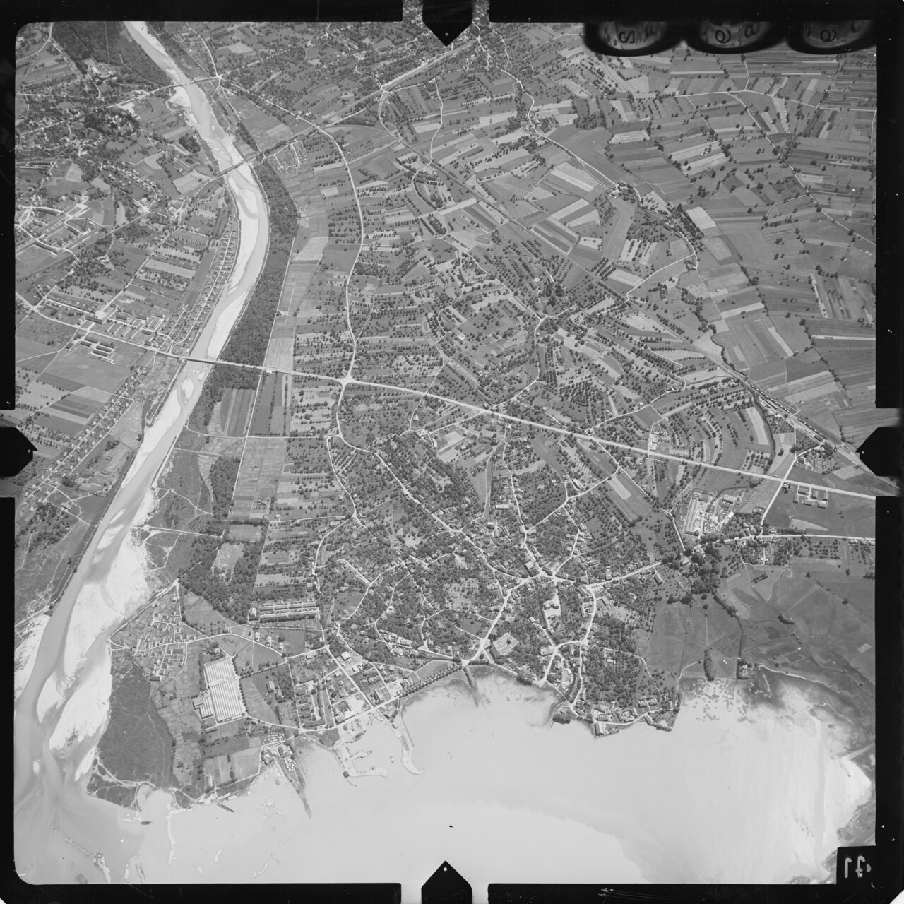Oblique aerial photograph (oblique) by swisstopo, Österreichisches Bodenseeufer: Hard bei Bregenz mit Mündung der Bregenzer Ach (A). Area shown: Hard, Austria.