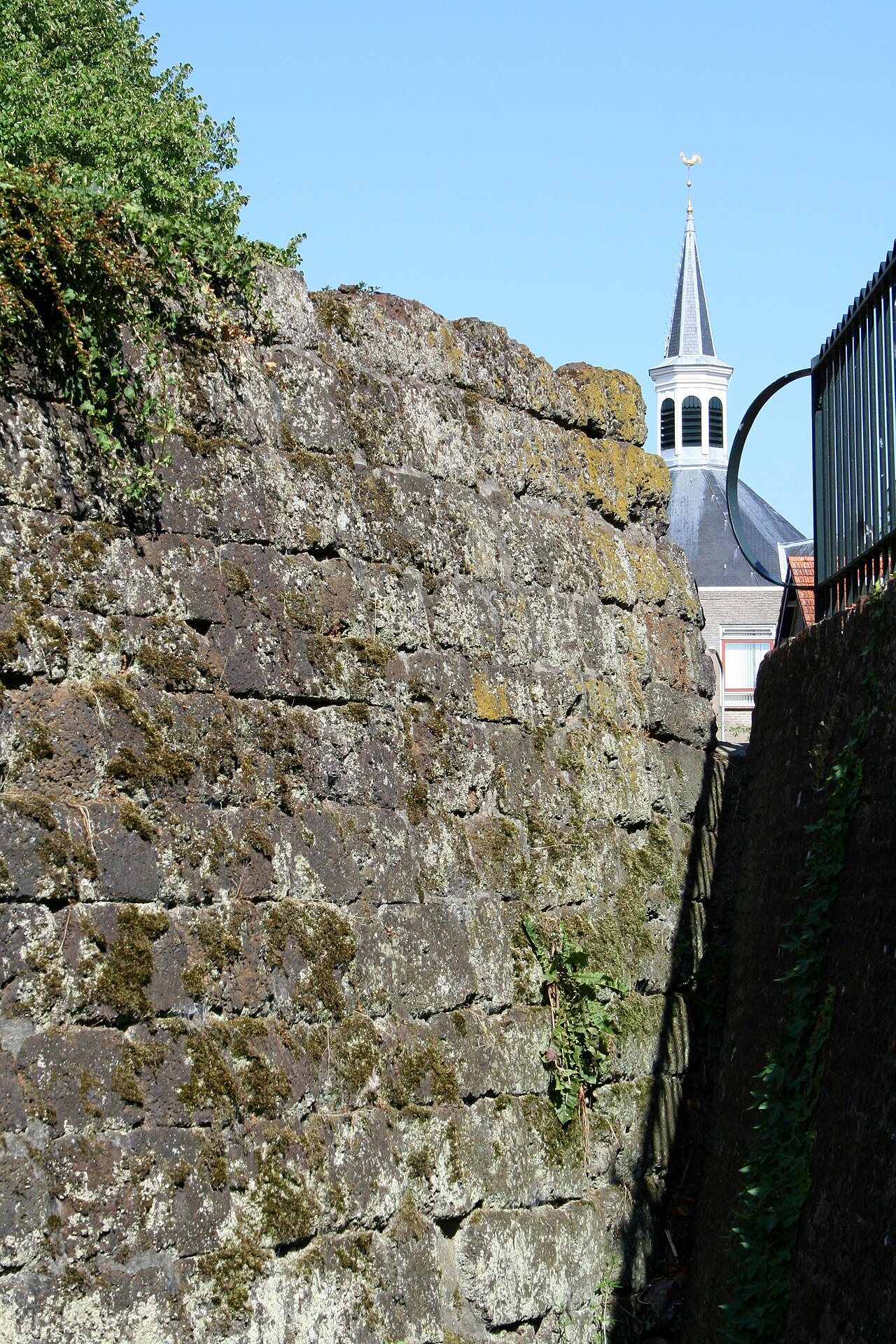 Gedeelte van oude stadsmuur van Hardenberg, met op de achtergrond de toren van de Höftekerk
