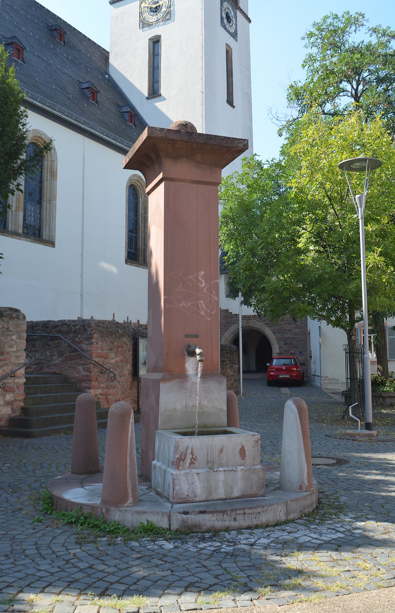 Hattersheim am Main, Kirche St. Martin, Brunnen