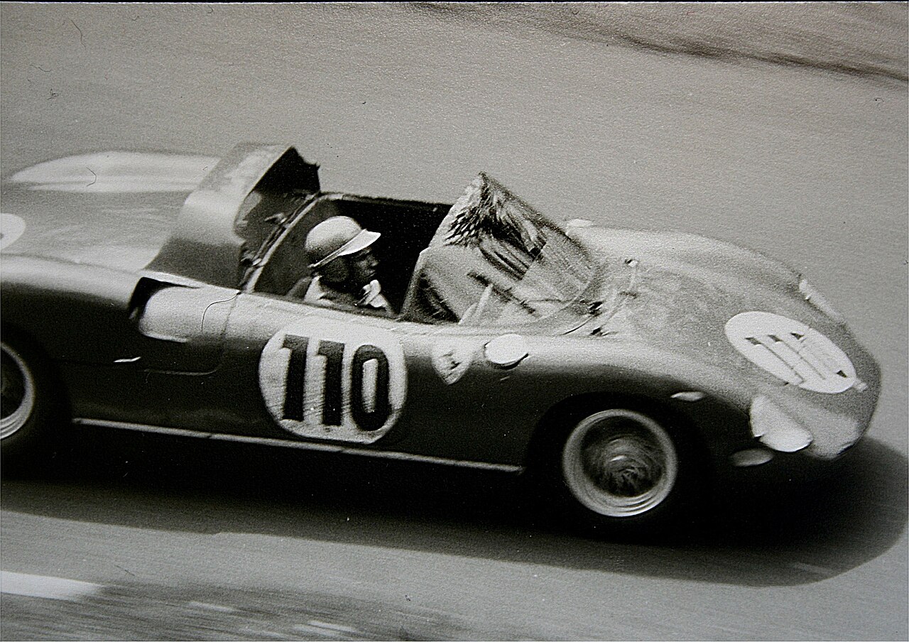 Bildbeschreibung: Willy Mairesse im Ferrari 250 P
Fotograf: Lothar Spurzem
Datum: 19.05.1963 beim 1000-km-Rennen auf dem Nürburgring
Sonstiges: Streckenabschnitt Hatzenbach