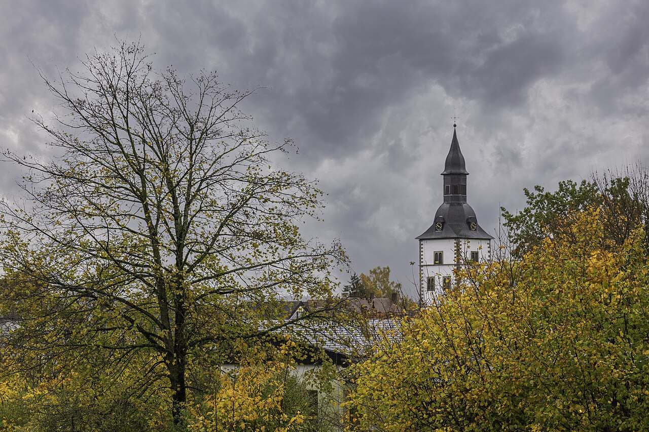 Horn-Bad Meinberg im Herbst. Die Kirche in Horn (Lippe).