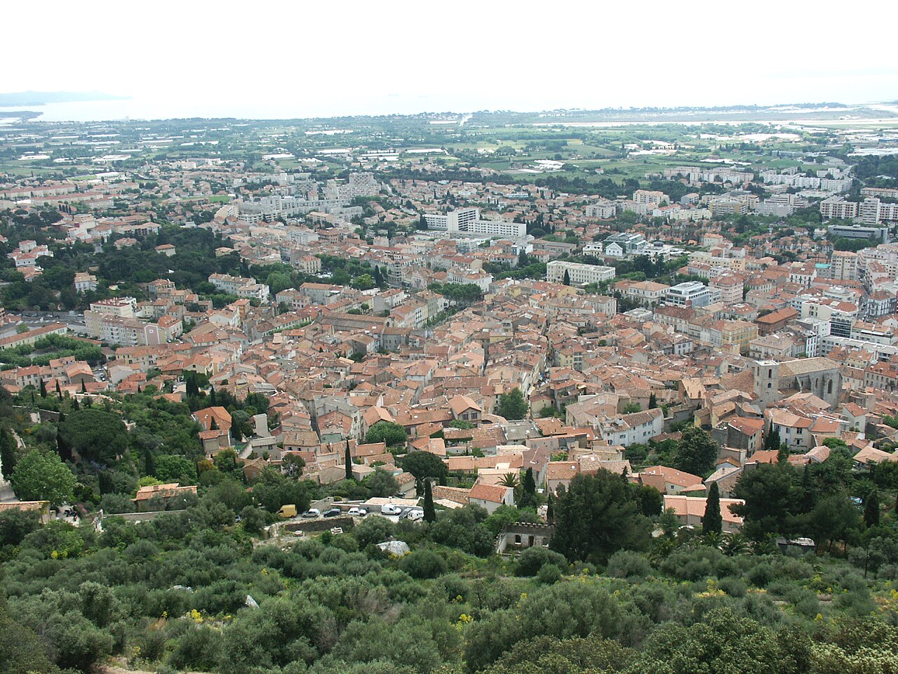 Hyères, la vieille ville vue depuis le point de vue du château. Sur la droite, l'église Saint-Paul.