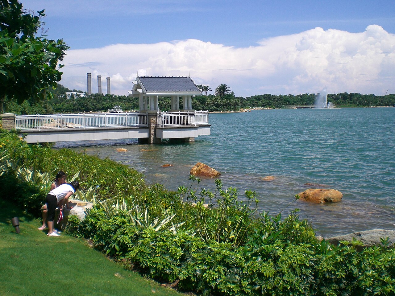 zh:大嶼山迪欣湖活動中心
June 16th, 2007
zh:夏天
湖心涼亭

遠觀背景是 竹篙灣發電廠 三支zh:煙囪
