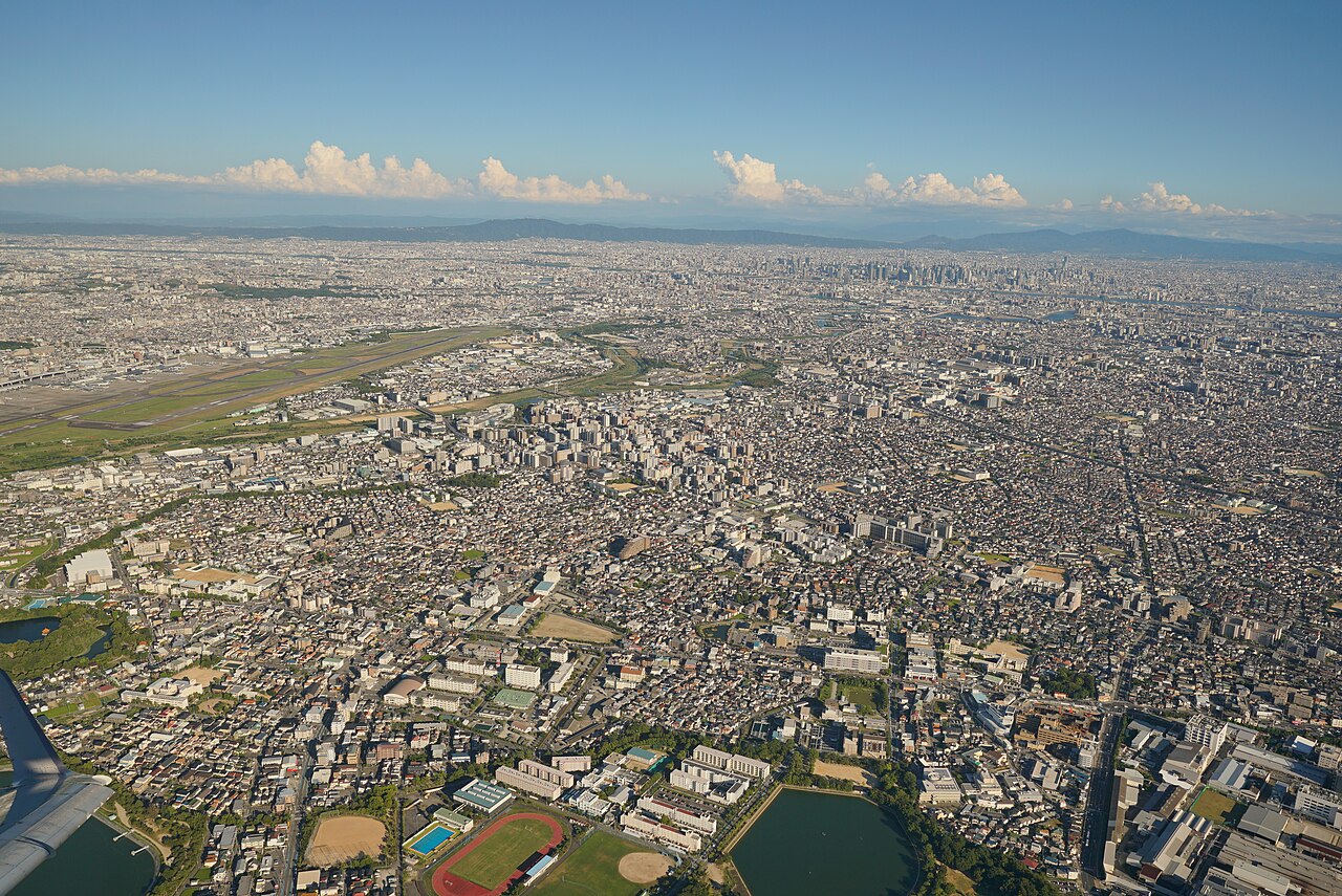 伊丹市及び大阪国際空港付近の空撮。画面奥に大阪市の中心部を望む。伊丹発秋田行き、JAL2179便より。