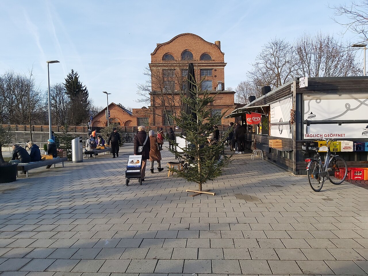 Graz, Stadtbezirk Jakomini: Kiosk beim Stadtstrang Grünanger an der Mur; im Hintergrund die alte Seifenfabrik