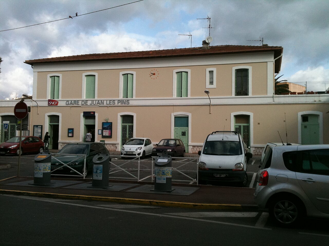 Exterior of Juan-les-Pins train station
