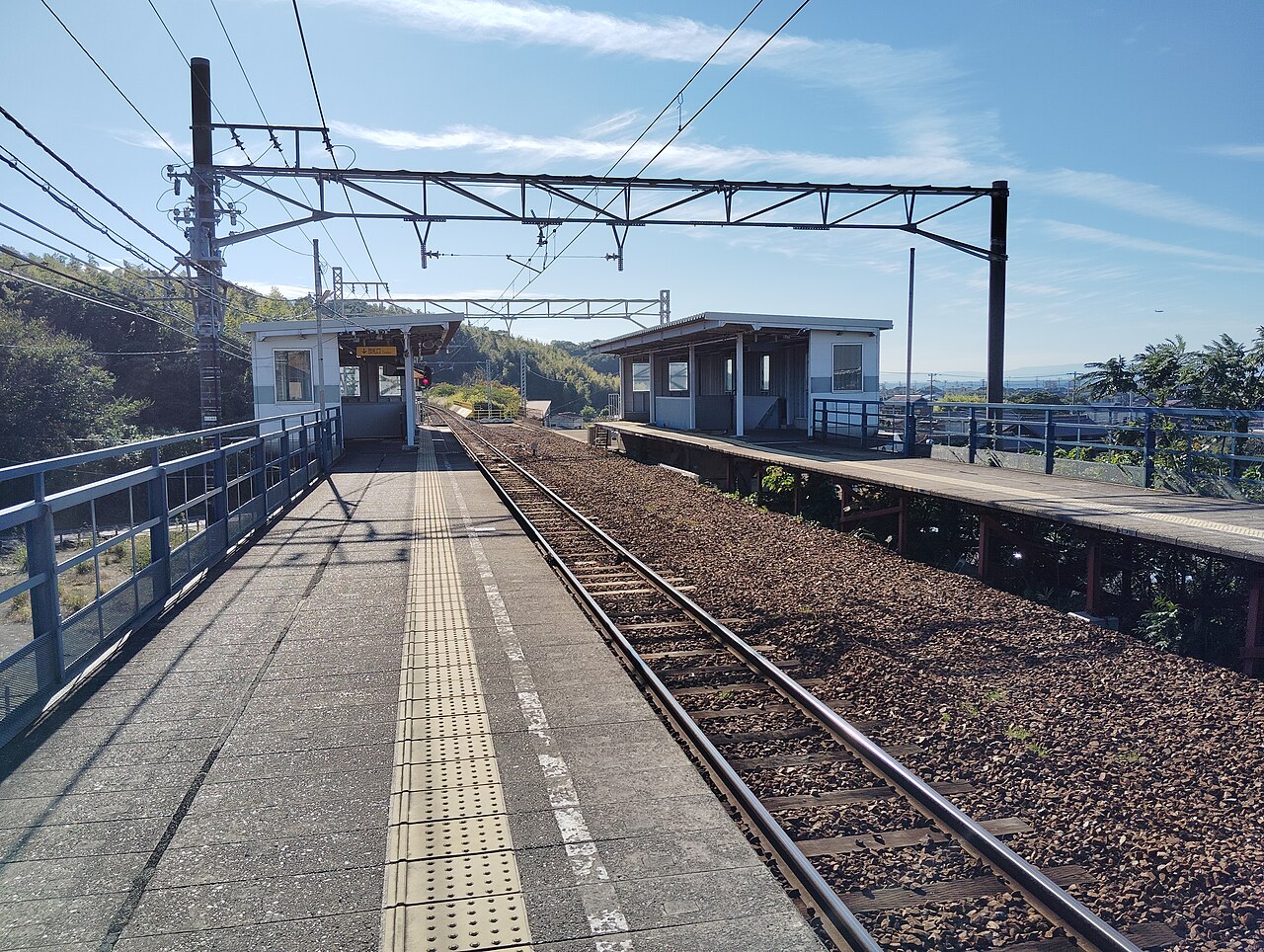 上野間駅ホーム (2番線のレール撤去後)
