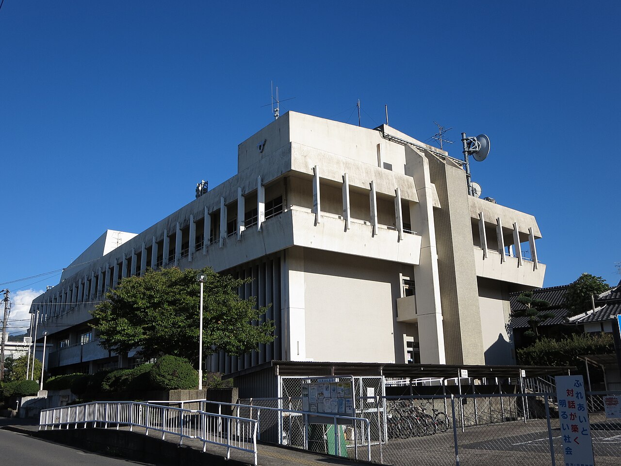 交野市役所を西側より撮影