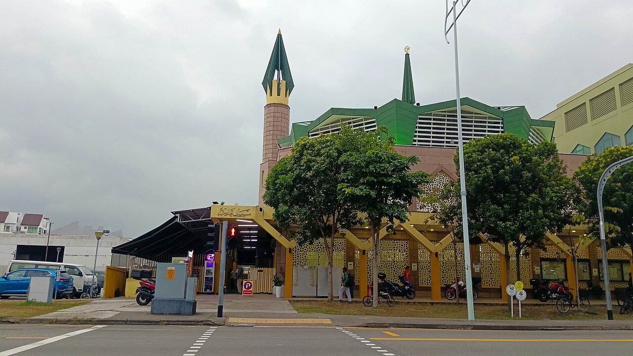 Voici Masjid Kassim à Kembangan, Singapour. Il est construit en 1921 et reconstruit en 1999. Il est également situé le long de Changi Road.
