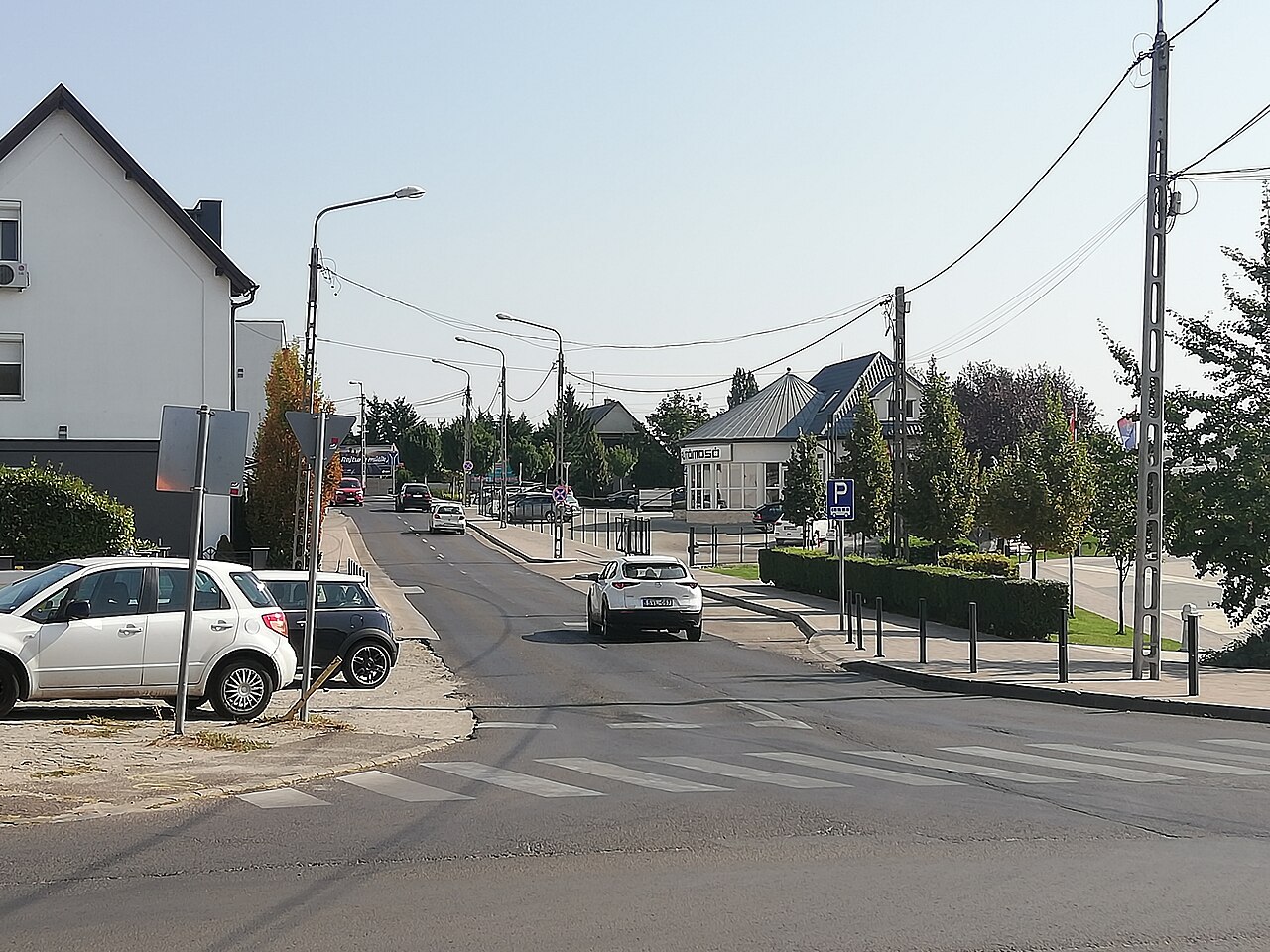 A Ifjúság tér (3101-es út kezdeti szakasza) Kistarcsa központjában, balra a Széchenyi utca (21 304-es elégazása), Jobbra Széchenyi utca (3101-es út)