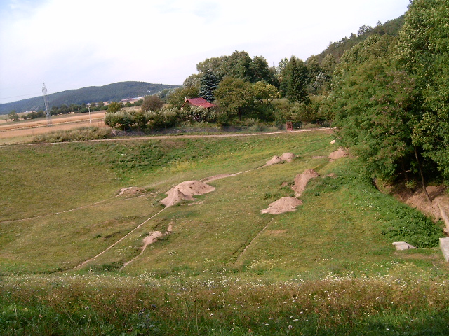 suchý polder na komínském potoce, hromady na dně vykutali cyklokrosoví a minibike nadšenci , aby si tak připravili dráhu (tady rok 2004, kdy byla trať využívána) s tichým požehnáním obce. Stráně suchého polderu tradičně využívají děti k sáňkování a hromady hlíny a díry činí sáňkování celkem nebezpečným. Hromady a díry na dně jsou totiž dodnes(2009), cyklokrosisté už ne.