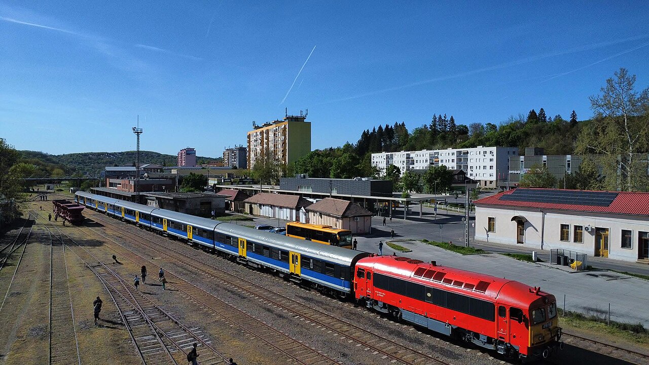 A 2026. 04. 25-n Dombóvár-Komló-Dombóvár viszonylatban közlekedő S447 különvonat Komló állomáson
