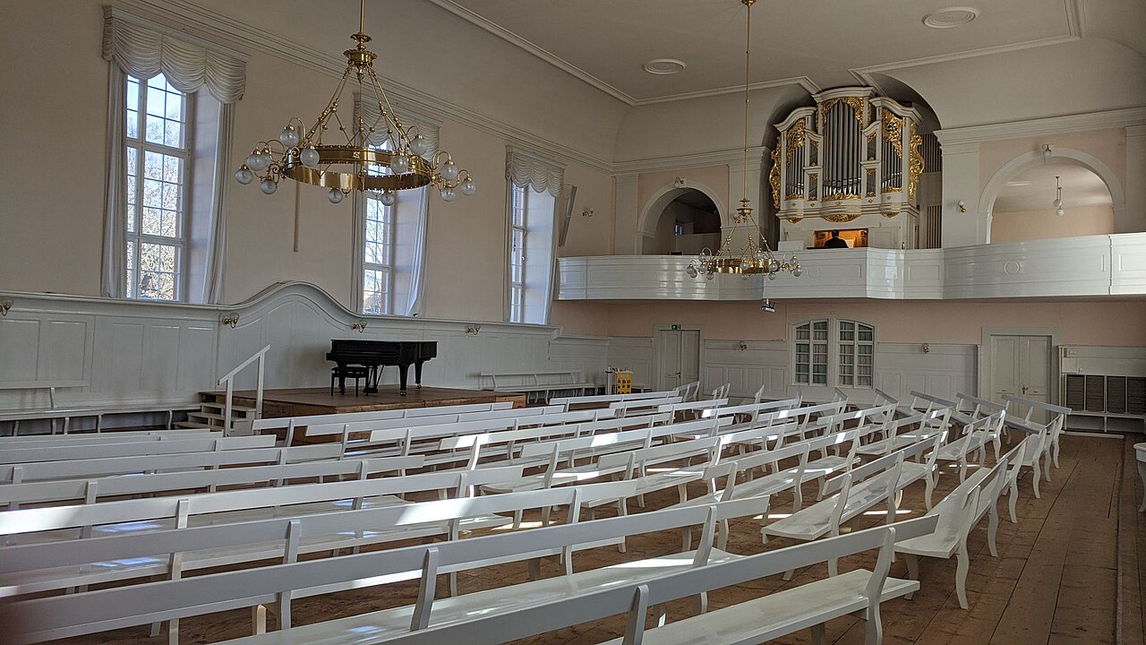 Königsfeld im Schwarzwald, Kirchensaal der Herrnhuter Brüdergemeine mit Sitzbänken, Kronleuchter, Klavier und Orgel