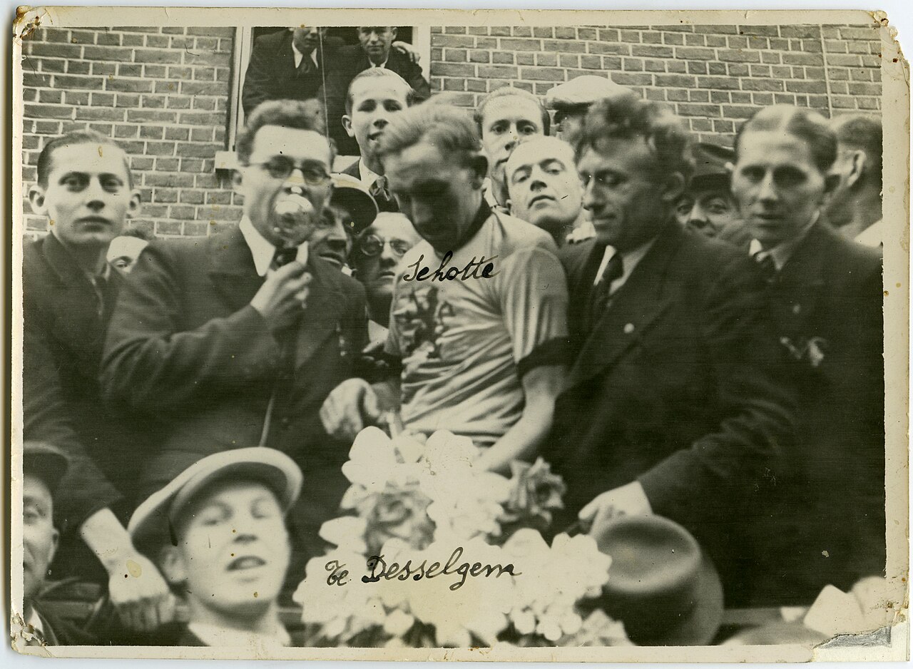 In 1941 wint Briek Schotte het Kampioenschap van Vlaanderen in Desselgem, op een boogscheut van zijn woonplaats. Eén jaar later beslist Veloclub Leiezonen Desselgem om jaarlijks een beroepsrennerswedstrijd te organiseren. De editie uit 1941 geldt als het startschot van Desselgem Koerse, die intussen bekend staat als de Grote Prijs Briek Schotte.