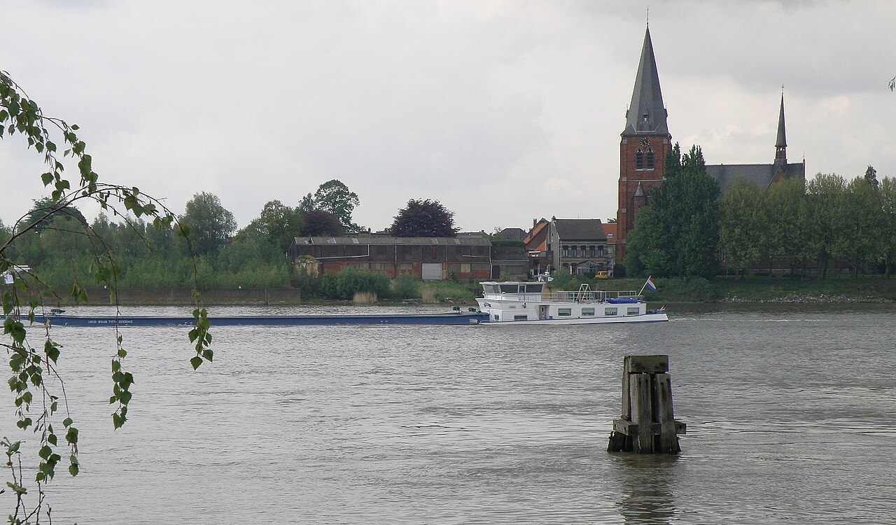 Beveren-Kruibeke-Zwijndrecht (prov. Oost-Vlaanderen, België), deelgem. Burcht. Zicht vanaf tegenoverliggende oever in Hoboken. Rechts: Sint-Martinuskerk.