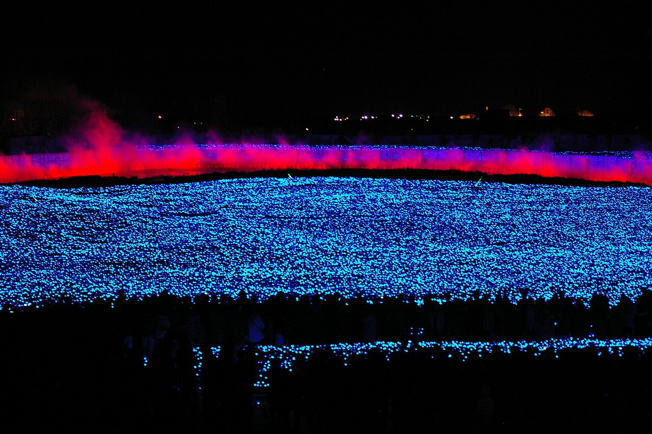 A part of the illumination display at Nabana no Sato. There are shooting stars, visible at the top edge of the field.