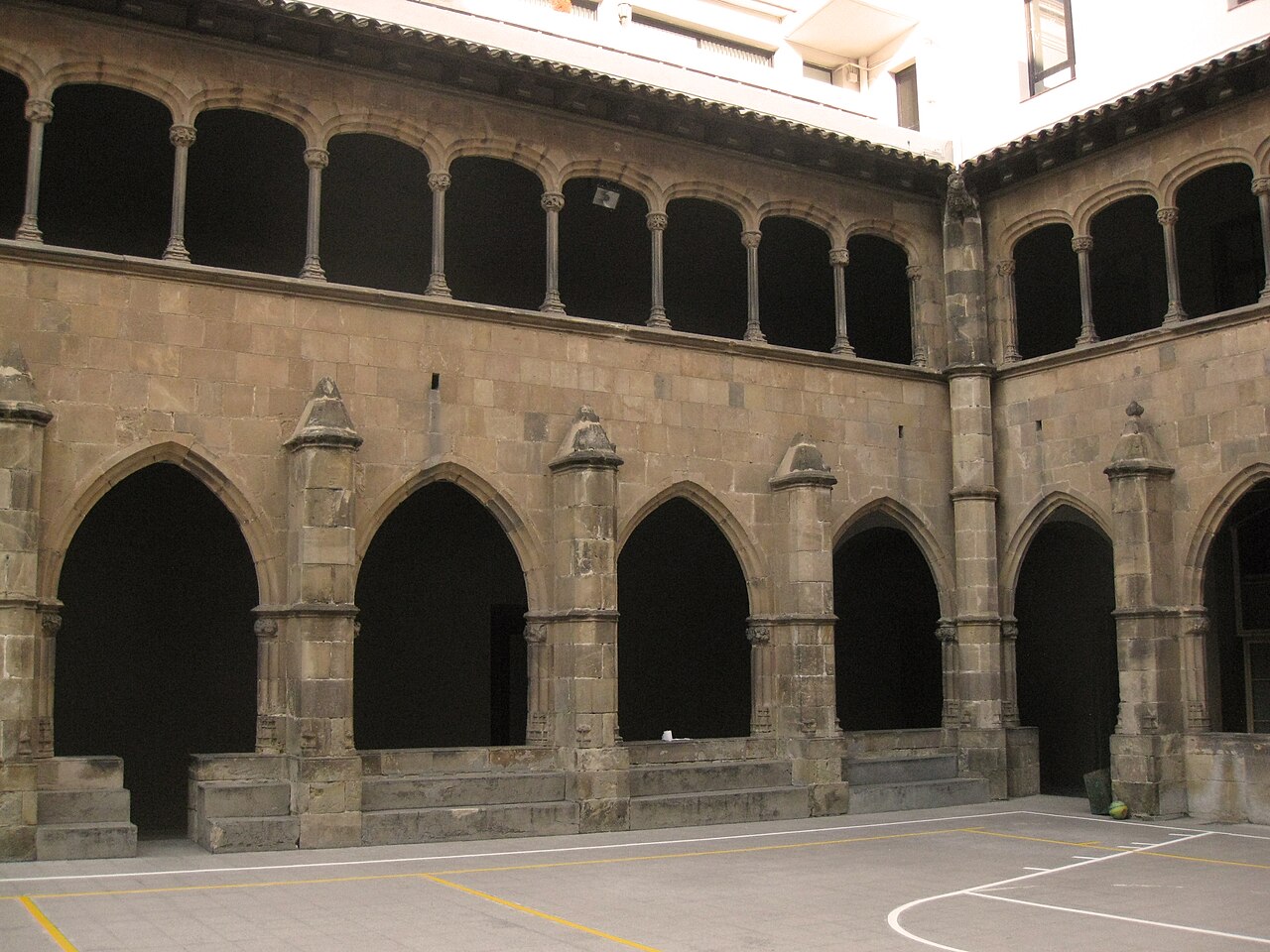 Claustre de l'antic convent de Santa Maria de Jerusalem, del segle XV, traslladat al col·legi Sant Miquel (cantonada dels carrers de Rosselló i Muntaner, Barcelona) el 1885. Només són originals del claustre antic les arqueries inferiors, la resta (la coberta, els forjats plans, les parets interiors i les arcades superiors) són de l'època de construcció del nou edifici.