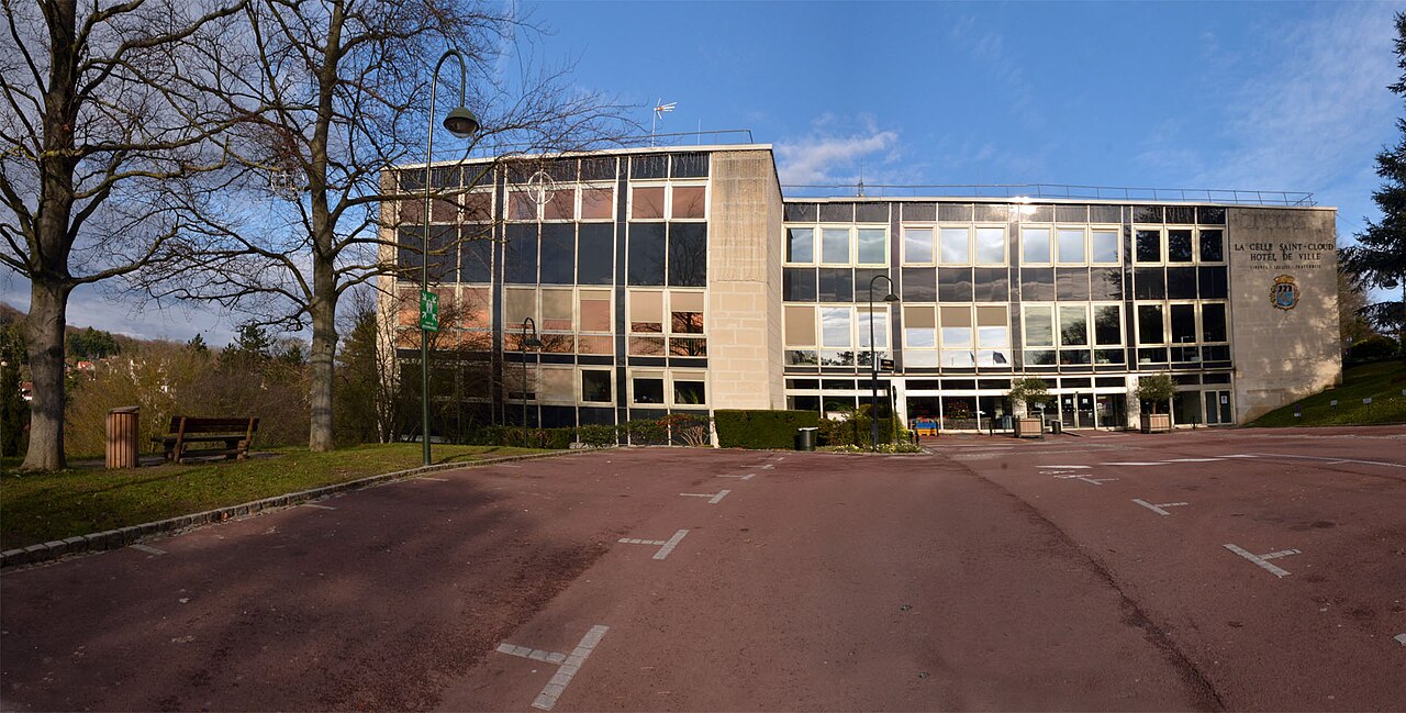 Image panoramique de la Mairie de La Celle Saint-Cloud depuis son parvis