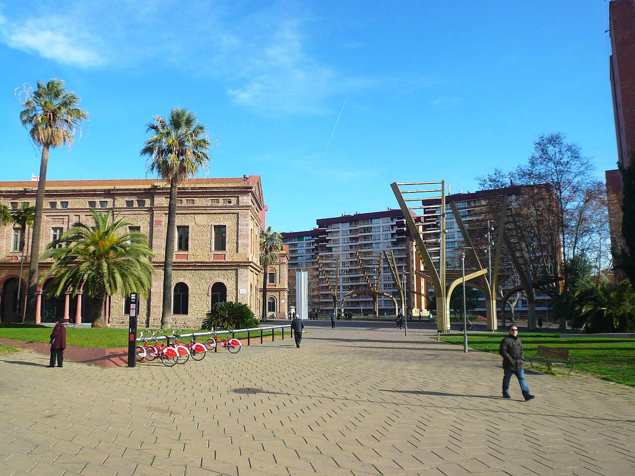 Parc Central de Nou Barris i Hospital Mental de la Santa Creu, ara seu del districte.