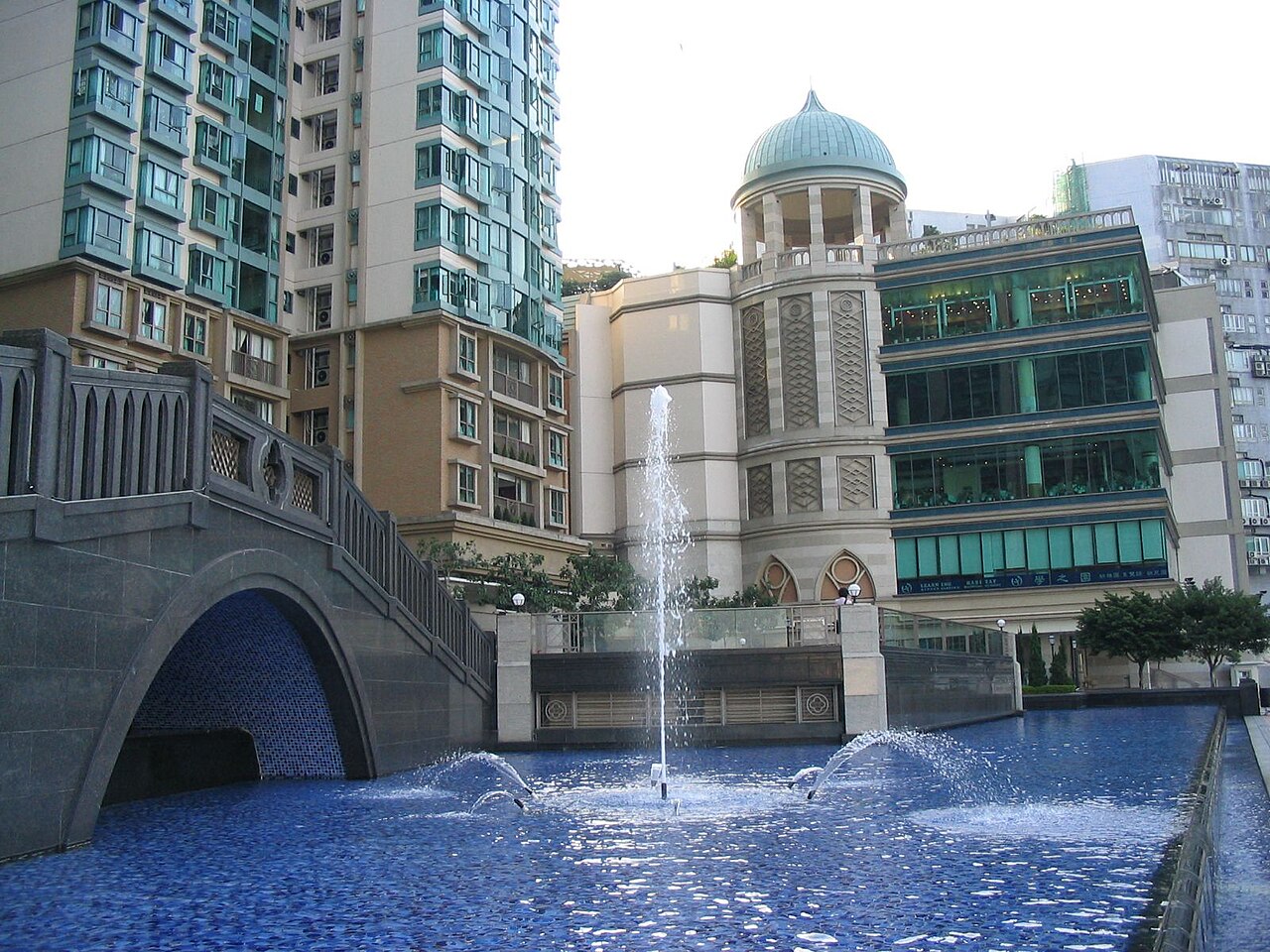 海逸豪園第八座（左）及漁人碼頭商場 Tower 8 (left) &amp; Fisherman's Wharf, Laguna Verde