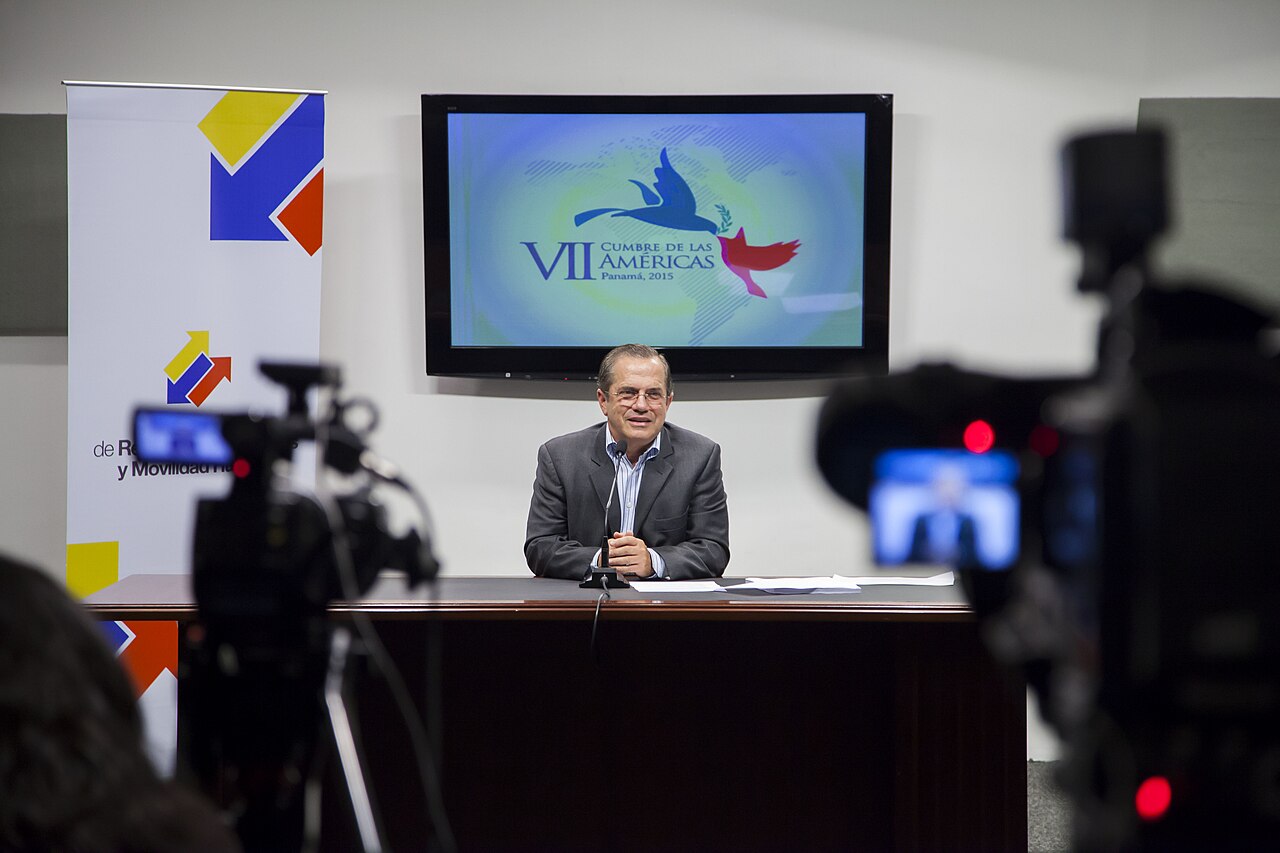 Quito, (Ecuador). 08 de abril de 2015. El Canciller, Ricardo Patiño en rueda de prensa habla sobre la posición del Ecuador en la Cumbre de la Américas que se realizará en Panamá los días 10 y 11 de abril de 2015. Carlos Pozo Albán / Cancillería Ecuador.