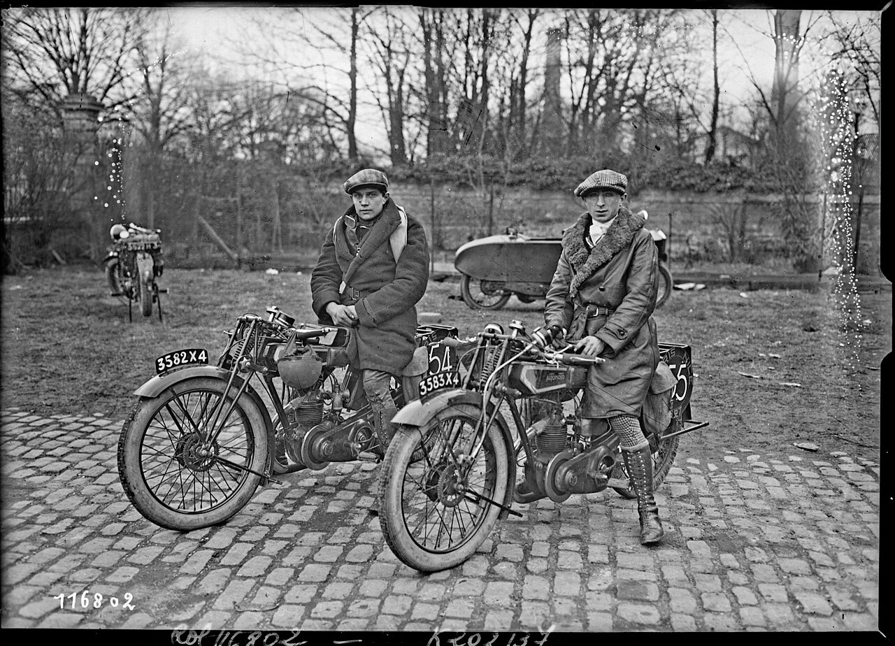 Sujet : Coureurs motocyclistes -- Portraits
Motocyclettes -- France
Neuilly-sur-Seine (Hauts-de-Seine, France)
Portraits collectifs -- 1914-1945
Référence bibliographique : Rol, 116802
Appartient à l’ensemble documentaire : Pho20Rol
Appartient à l’ensemble documentaire : MnS000
Image de presse
Couverture : 01 mars 1927

Langue : français