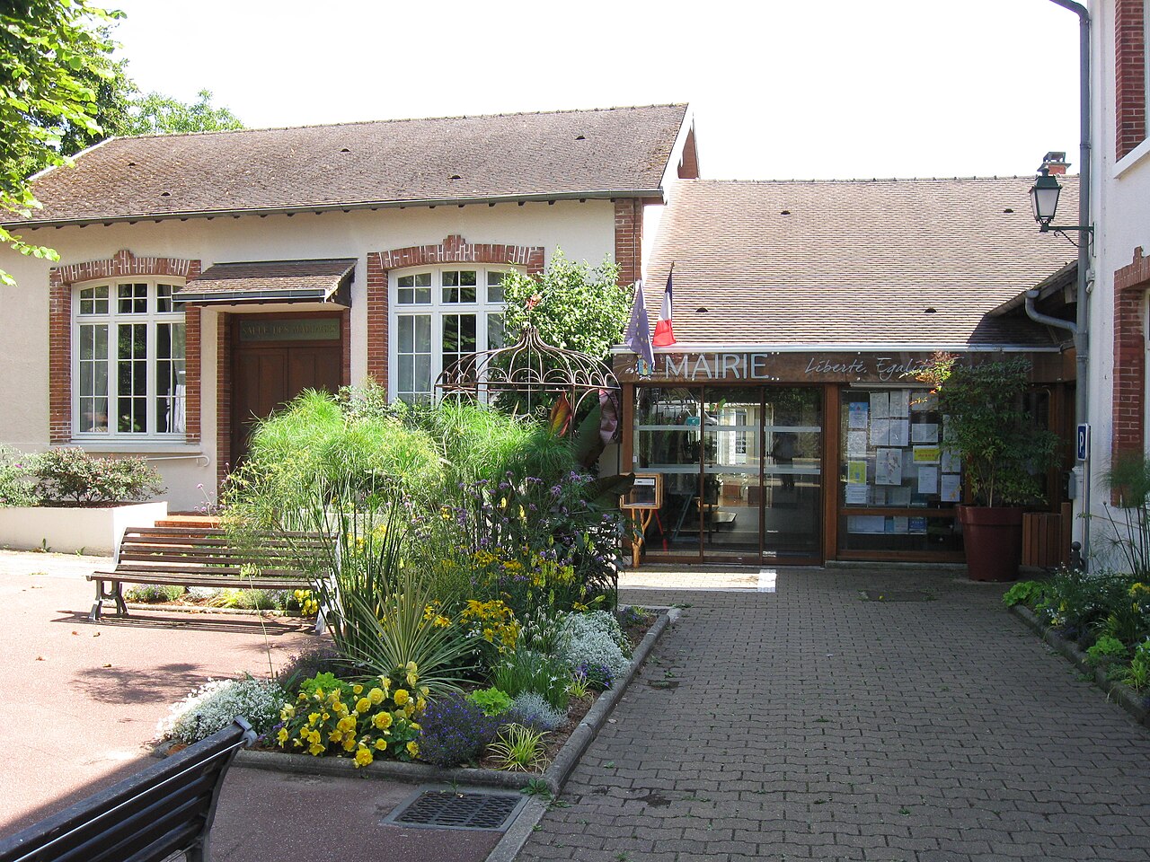 Mairie de Lésigny. (Seine-et-Marne, région Île-de-France).