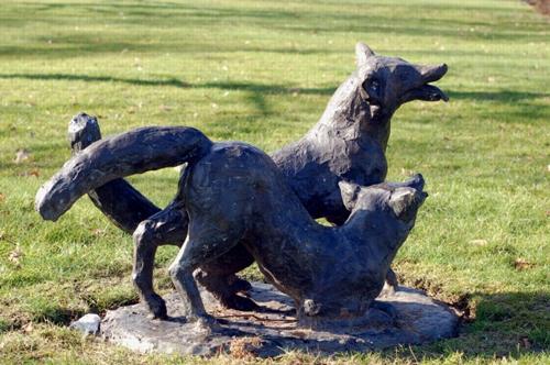 Bronze sculpture Spelende Vosjes by Dutch sculptress W. Albers Pistorius – Fokkelman, in Leusden-Zuid, the Netherlands 1972