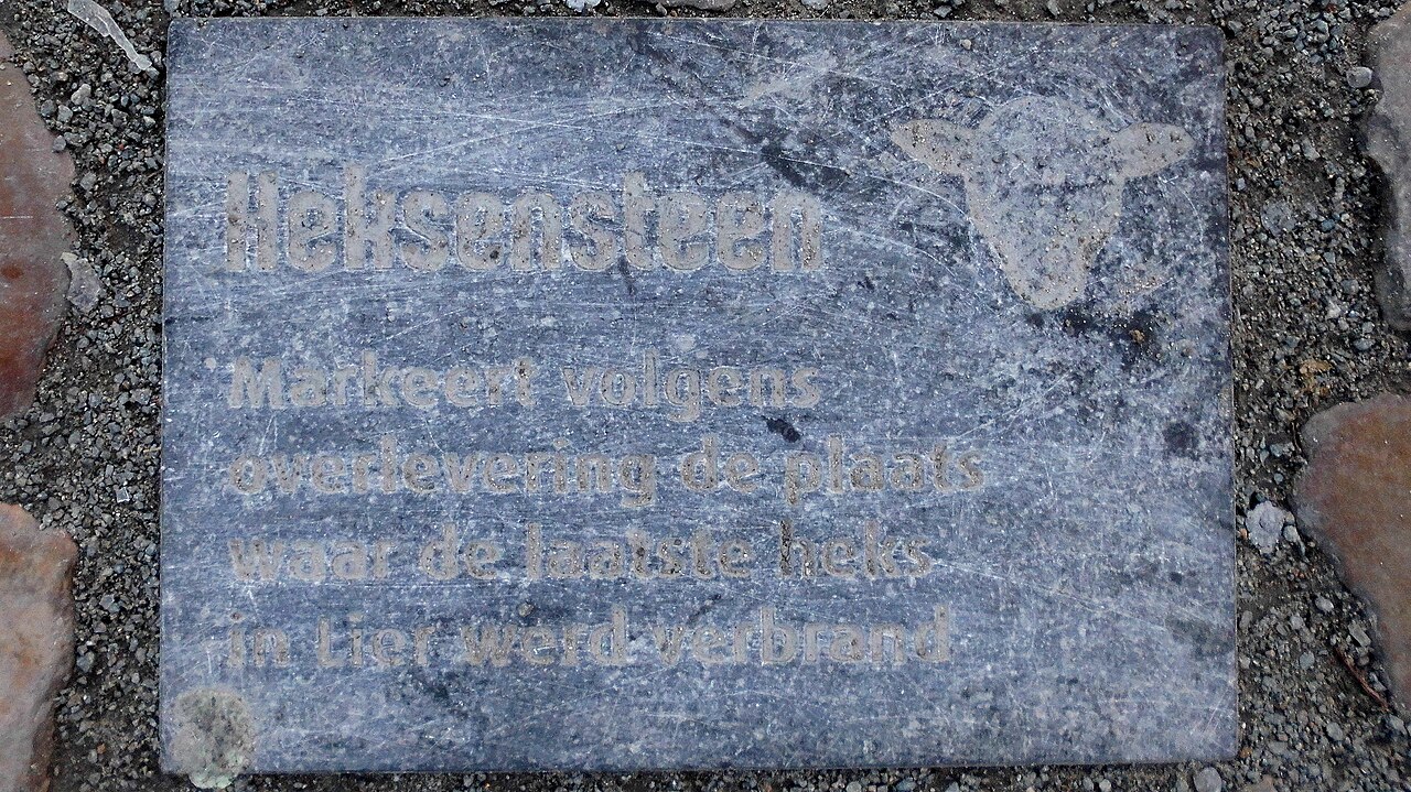 Witch memorial stone, Grote Markt Lier. Inscription: ’According to tradition, marks the place where the last witch was burned in Lier.’ In 2021, replaced by Heksensteen Lier (2021).jpg.